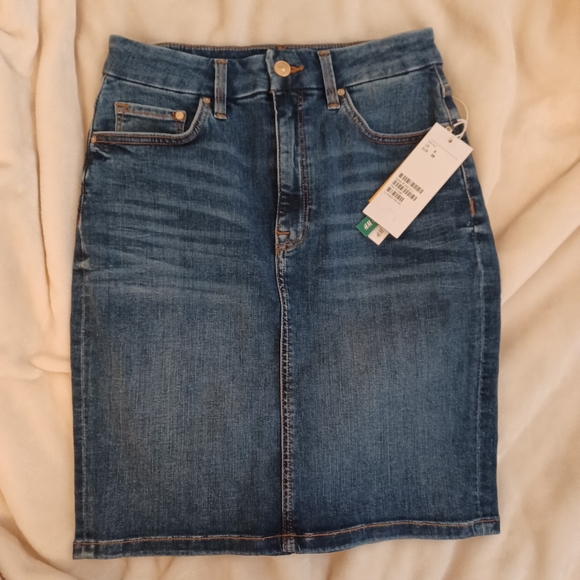 NWT H&M mini jean skirt. Denim summer mini. Stretchy size 6 short Jean skirt - Picture 1 of 3
